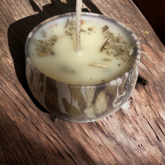 - - 1 HANDCRAFTED AROMATHERAPY SOY CANDLE IN A 4 OZ DECORATIVE TIN - Picture 4 of 10